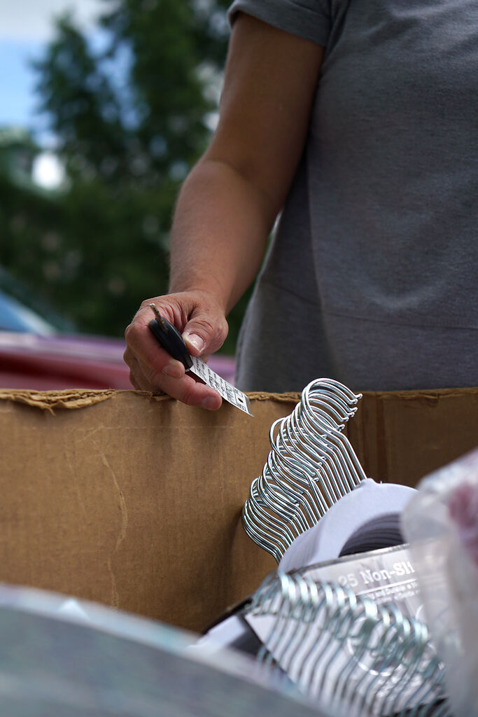 An MU freshman’s mother puts belongings in a trolley